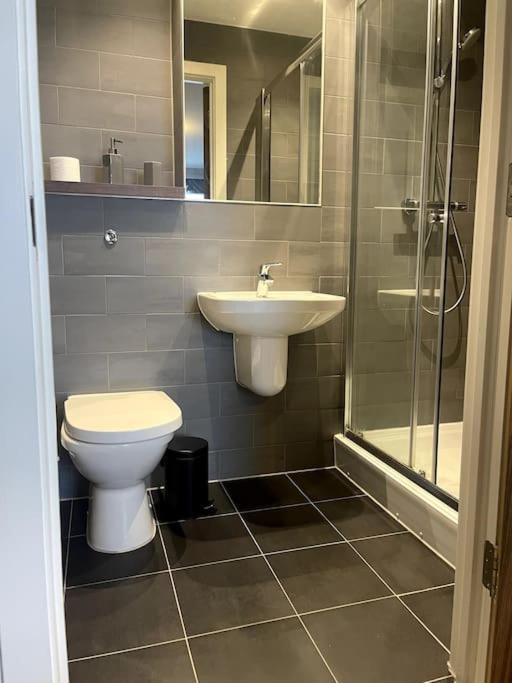 Lovely 2-Bedroom Condo With Balcony Manchester Kültér fotó