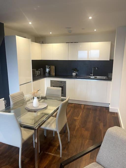 Lovely 2-Bedroom Condo With Balcony Manchester Kültér fotó