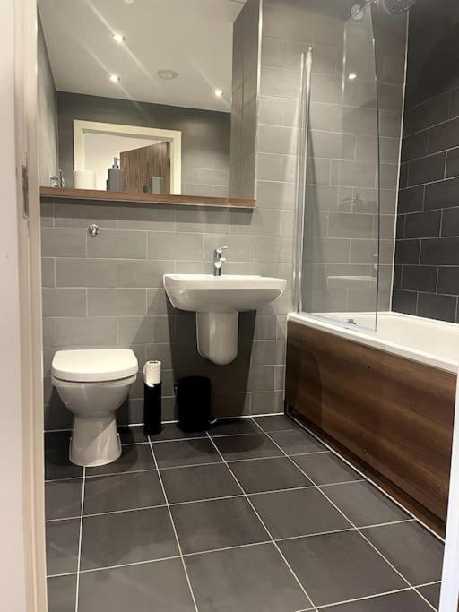 Lovely 2-Bedroom Condo With Balcony Manchester Kültér fotó
