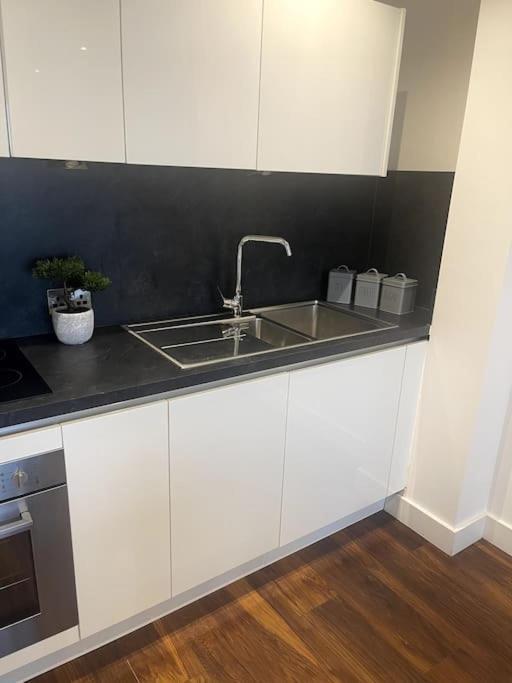 Lovely 2-Bedroom Condo With Balcony Manchester Kültér fotó